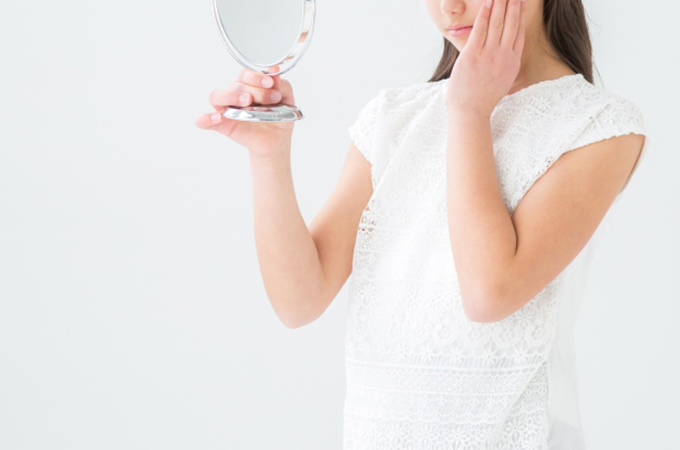 毛孔性苔癬とそれに似た皮膚疾患との見分け方