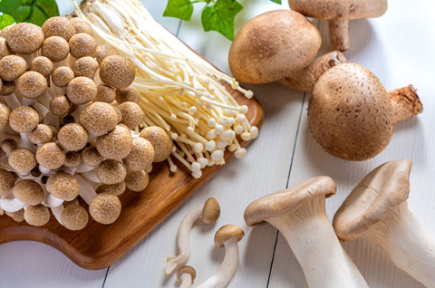 汁物～炒め物～煮物まで万能なキノコ類も食物繊維たっぷり