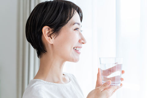 水分補給して、硬くなった便を柔らかくする