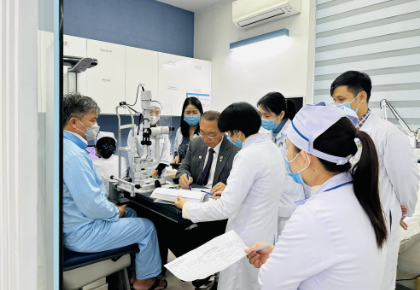 ベトナムでの眼科医療技術指導の様子