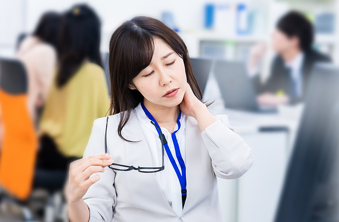 しつこい肩こり・腰痛に悩む女性