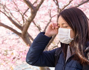 花粉が肌トラブルの原因に？花粉症でない人も知っておくべき対策