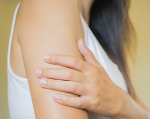 二の腕の気になるぷつぷつ、何とかしたい！さめ肌をなめらか肌へ導く正しいケア