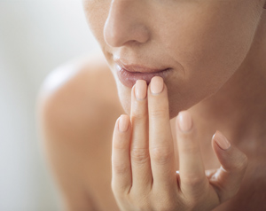 カサカサして痛い！唇荒れを招くNG習慣と、ふっくら唇になる自宅ケアとは？