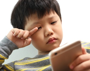 子どもの疲れ目やドライアイが増えている！？早めのケアが肝心！