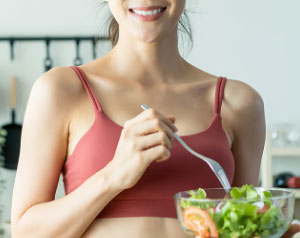 つらい便秘…改善するにはコレ！解消に役立つ食べ物や運動をチェックしてすっきりお腹に